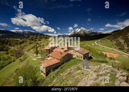 Der Berg Pedraforca und das Dorf Gisclareny vom Aussichtspunkt Gargallosa aus gesehen, an einem Frühlingsmorgen (Provinz Barcelona, Katalonien, Spanien, Pyrenäen) Stockfoto
