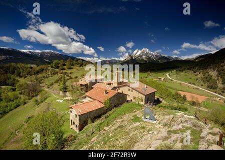 Der Berg Pedraforca und das Dorf Gisclareny vom Aussichtspunkt Gargallosa aus gesehen, an einem Frühlingsmorgen (Provinz Barcelona, Katalonien, Spanien, Pyrenäen) Stockfoto