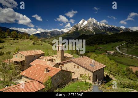 Der Berg Pedraforca und das Dorf Gisclareny vom Aussichtspunkt Gargallosa aus gesehen, an einem Frühlingsmorgen (Provinz Barcelona, Katalonien, Spanien, Pyrenäen) Stockfoto