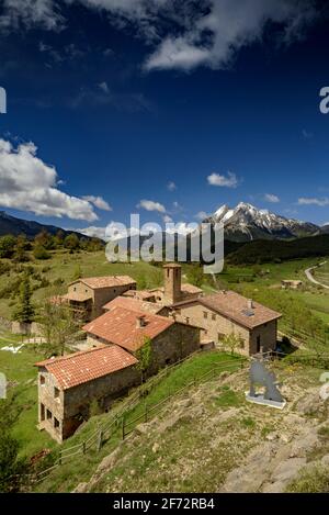 Der Berg Pedraforca und das Dorf Gisclareny vom Aussichtspunkt Gargallosa aus gesehen, an einem Frühlingsmorgen (Provinz Barcelona, Katalonien, Spanien, Pyrenäen) Stockfoto