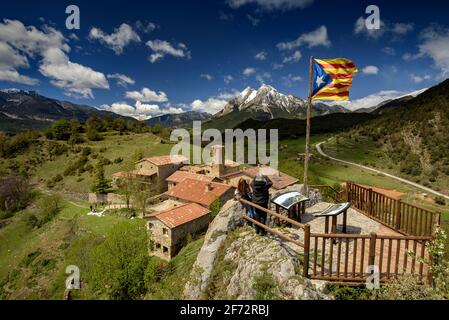 Der Berg Pedraforca und das Dorf Gisclareny vom Aussichtspunkt Gargallosa aus gesehen, an einem Frühlingsmorgen (Provinz Barcelona, Katalonien, Spanien, Pyrenäen) Stockfoto