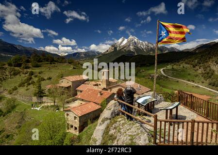 Der Berg Pedraforca und das Dorf Gisclareny vom Aussichtspunkt Gargallosa aus gesehen, an einem Frühlingsmorgen (Provinz Barcelona, Katalonien, Spanien, Pyrenäen) Stockfoto
