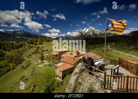 Der Berg Pedraforca und das Dorf Gisclareny vom Aussichtspunkt Gargallosa aus gesehen, an einem Frühlingsmorgen (Provinz Barcelona, Katalonien, Spanien, Pyrenäen) Stockfoto