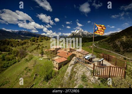Der Berg Pedraforca und das Dorf Gisclareny vom Aussichtspunkt Gargallosa aus gesehen, an einem Frühlingsmorgen (Provinz Barcelona, Katalonien, Spanien, Pyrenäen) Stockfoto
