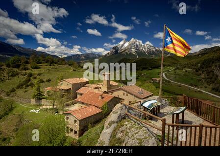Der Berg Pedraforca und das Dorf Gisclareny vom Aussichtspunkt Gargallosa aus gesehen, an einem Frühlingsmorgen (Provinz Barcelona, Katalonien, Spanien, Pyrenäen) Stockfoto