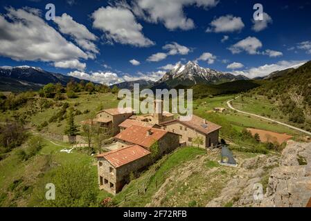 Der Berg Pedraforca und das Dorf Gisclareny vom Aussichtspunkt Gargallosa aus gesehen, an einem Frühlingsmorgen (Provinz Barcelona, Katalonien, Spanien, Pyrenäen) Stockfoto