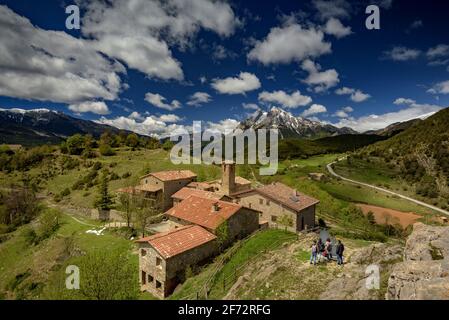 Der Berg Pedraforca und das Dorf Gisclareny vom Aussichtspunkt Gargallosa aus gesehen, an einem Frühlingsmorgen (Provinz Barcelona, Katalonien, Spanien, Pyrenäen) Stockfoto