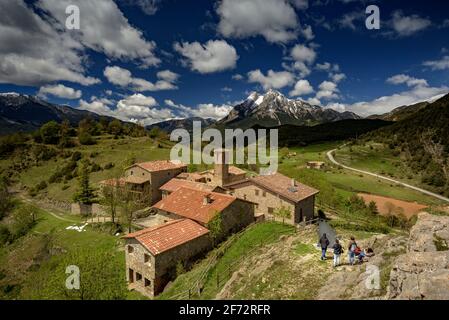 Der Berg Pedraforca und das Dorf Gisclareny vom Aussichtspunkt Gargallosa aus gesehen, an einem Frühlingsmorgen (Provinz Barcelona, Katalonien, Spanien, Pyrenäen) Stockfoto