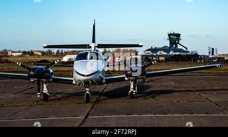 03. April 2021, Schleswig-Holstein, Westerland/Sylt: Ein Privatflugzeug steht auf dem Asphalt des Flughafens Sylt. Foto: Axel Heimken/dpa Stockfoto