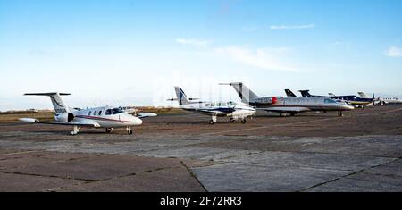 03. April 2021, Schleswig-Holstein, Westerland/Sylt: Privatflugzeuge werden auf dem Asphalt am Flughafen Sylt geparkt. Foto: Axel Heimken/dpa Stockfoto