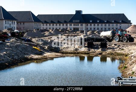 03. April 2021, Schleswig-Holstein, List/Sylt: Die Sonne scheint auf der Baustelle des Dünenparks. Foto: Axel Heimken/dpa Stockfoto