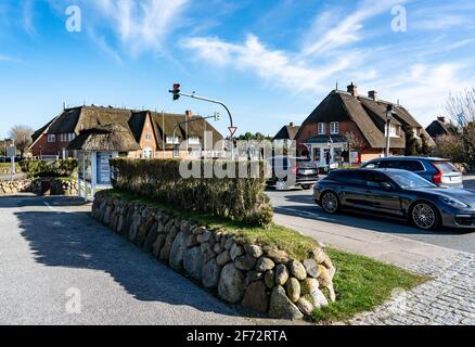 03. April 2021, Schleswig-Holstein, Kampen (Sylt): Autos fahren entlang der Straße Strönwai im Zentrum von Kampen. Foto: Axel Heimken/dpa Stockfoto