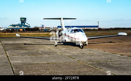 03. April 2021, Schleswig-Holstein, Westerland/Sylt: Ein Privatflugzeug steht auf dem Asphalt des Flughafens Sylt. Foto: Axel Heimken/dpa Stockfoto