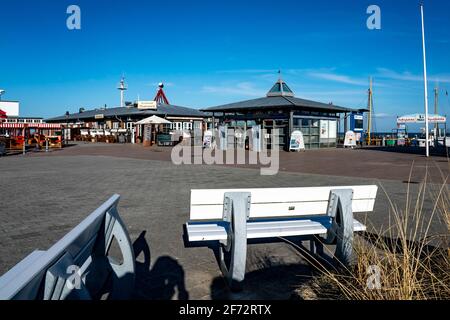 03. April 2021, Schleswig-Holstein, List/Sylt: Der Hafen von List ist trotz strahlendem Sonnenschein am Karsamstag verlassen. Foto: Axel Heimken/dpa Stockfoto