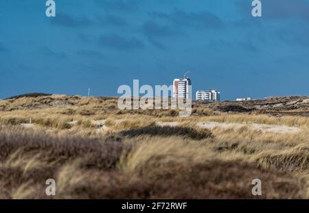 03. April 2021, Schleswig-Holstein, Westerland/Sylt: Die Wolkenkratzer von Westerland ragen über den Dünen von Sylt im Süden der Insel. Foto: Axel Heimken/dpa Stockfoto