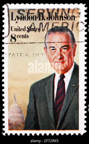 MOSKAU, RUSSLAND - 12. JANUAR 2021: Die in den USA gedruckte Briefmarke zeigt Lyndon B. Johnson (1908-1973), 36. Präsident, Serie, um 1973 Stockfoto