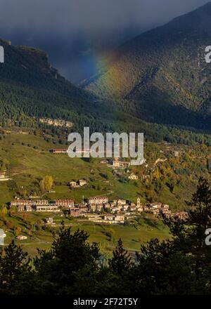 Dorf Saldes und Regenbogen in einem nebligen Morgen (Provinz Barcelona, Katalonien, Spanien, Pyrenäen) ESP: Saldes entre nieblas y con el arco Iris (España) Stockfoto