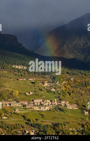 Dorf Saldes und Regenbogen in einem nebligen Morgen (Provinz Barcelona, Katalonien, Spanien, Pyrenäen) ESP: Saldes entre nieblas y con el arco Iris (España) Stockfoto