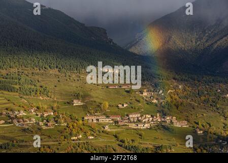 Dorf Saldes und Regenbogen in einem nebligen Morgen (Provinz Barcelona, Katalonien, Spanien, Pyrenäen) ESP: Saldes entre nieblas y con el arco Iris (España) Stockfoto