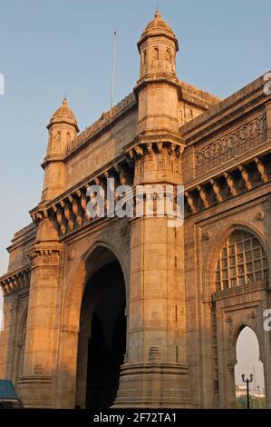 Blick auf den herrlichen Tor zu Indien Bogen am Wasser im Colaba Viertel von Mumbai (ehemals Bombay). Stockfoto