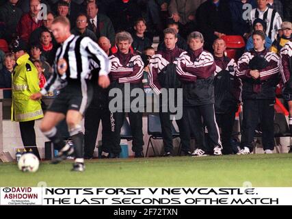 Kevin Keegan Newcastle United Football Manager und seine Mitarbeiter stehen In den letzten Sekunden des Spiels betäubt nach Nottingham Forest erzielen ein Tor mit Forest Suppores hinter ihnen glücklich Nachdem Ian Woan das Ausgleichstreffer erzielt hat Stockfoto