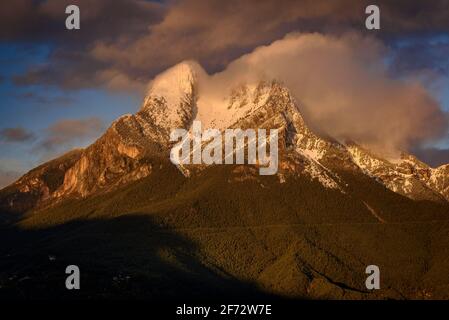 Winter wolkig Sonnenaufgang in Pedraforca nach einem Schneefall, von Maçaners aus gesehen (Provinz Barcelona, Katalonien, Spanien, Pyrenäen) Stockfoto