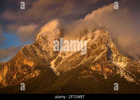 Winter wolkig Sonnenaufgang in Pedraforca nach einem Schneefall, von Maçaners aus gesehen (Provinz Barcelona, Katalonien, Spanien, Pyrenäen) Stockfoto