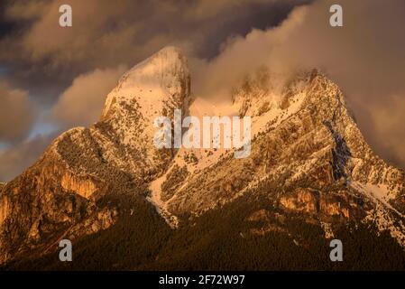 Winter wolkig Sonnenaufgang in Pedraforca nach einem Schneefall, von Maçaners aus gesehen (Provinz Barcelona, Katalonien, Spanien, Pyrenäen) Stockfoto