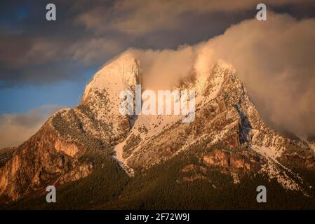 Winter wolkig Sonnenaufgang in Pedraforca nach einem Schneefall, von Maçaners aus gesehen (Provinz Barcelona, Katalonien, Spanien, Pyrenäen) Stockfoto