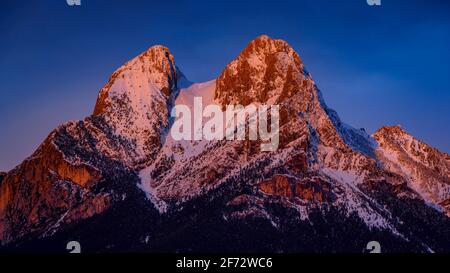 Wintersonnengang in Pedraforca, von Maçaners (Provinz Barcelona, Katalonien, Spanien, Pyrenäen) aus gesehen ESP: Amanecer inveranl en el Pedraforca (España) Stockfoto