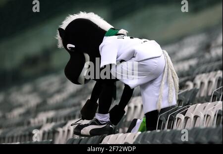 firo: 03.04.2021 Fußball, Fußball 1. Bundesliga, Saison 2020/2021 BMG Borussia Monchengladbach Borussia Monchengladbach Gladbach - SCF SC Freiburg 2: 1 Maskottchen Junge, Abreise, Geisterspiel, leer, leere Plätze, Reichweite, tribune, Stadion, Block, innen , Weltweite Nutzung Stockfoto