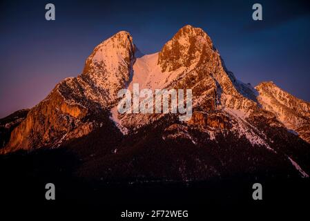 Wintersonnengang in Pedraforca, von Maçaners (Provinz Barcelona, Katalonien, Spanien, Pyrenäen) aus gesehen ESP: Amanecer inveranl en el Pedraforca (España) Stockfoto