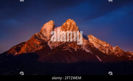 Wintersonnengang in Pedraforca, von Maçaners (Provinz Barcelona, Katalonien, Spanien, Pyrenäen) aus gesehen ESP: Amanecer inveranl en el Pedraforca (España) Stockfoto