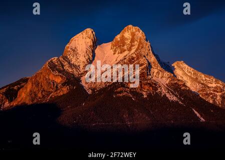 Wintersonnengang in Pedraforca, von Maçaners (Provinz Barcelona, Katalonien, Spanien, Pyrenäen) aus gesehen ESP: Amanecer inveranl en el Pedraforca (España) Stockfoto