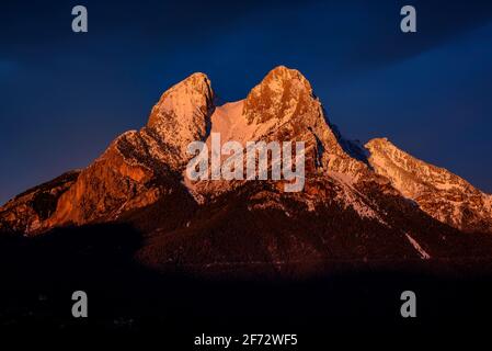 Wintersonnengang in Pedraforca, von Maçaners (Provinz Barcelona, Katalonien, Spanien, Pyrenäen) aus gesehen ESP: Amanecer inveranl en el Pedraforca (España) Stockfoto