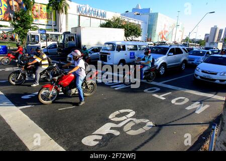 salvador, bahia / brasilien - 10. dezember 2013: Motorradfahrer werden in einem von Autos getrennten Bereich in der Nähe des Fußgängerübergangs in der Stadt Salvado gesehen Stockfoto