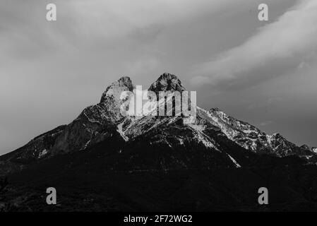 Wintersonnengang in Pedraforca, von Maçaners (Provinz Barcelona, Katalonien, Spanien, Pyrenäen) aus gesehen ESP: Amanecer invernal en el Pedraforca (España) Stockfoto