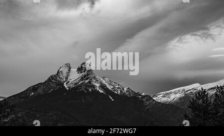 Wintersonnengang in Pedraforca, von Maçaners (Provinz Barcelona, Katalonien, Spanien, Pyrenäen) aus gesehen ESP: Amanecer invernal en el Pedraforca (España) Stockfoto