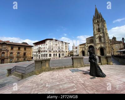 Die Kathedrale von Oviedo, Spanien, gegründet von König Fruela I. von Asturien in 781 AD und ist im Alfonso II Square entfernt. Stockfoto