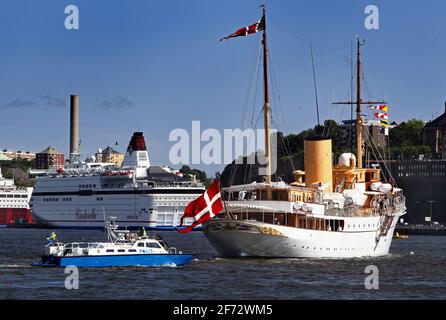 Das dänische Königsschiff Dannebrog verlässt Stockholm und wird am Tag nach der Hochzeit der Kronprinzessin zwischen Victoria und Prinz Daniel von einem Polizeiboot begleitet. Stockfoto