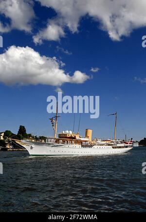 Das dänische Königsschiff Dannebrog verlässt Stockholm am Tag nach der Hochzeit der Kronprinzessin zwischen Victoria und Prinz Daniel. Stockfoto