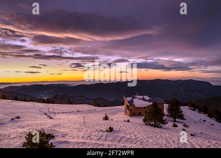 Region Alt Berguedà in einer winterlichen, wolkigen Morgendämmerung, zur blauen Stunde, von Coll de Pal aus gesehen (Provinz Barcelona, Katalonien, Spanien, Pyrenäen) Stockfoto