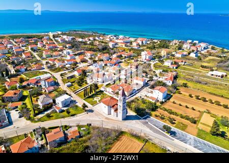 Privlaka Dorf in der Nähe Zadar Touristenziel Kirche und am Wasser Luftbild, Dalmatien Region von Kroatien Stockfoto