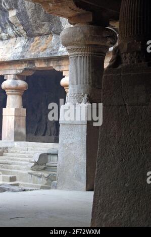Fassade eines der alten Hindu-Tempel auf der Insel Elephanta, vor der Küste von Mumbai (ehemals Bombay). Die Tempel sind in Höhlen geschnitzt Stockfoto