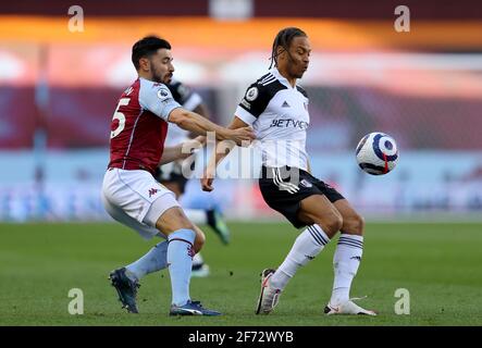 Fulhams Bobby deCordova-Reid (rechts) und Morgan Sanson von Aston Villa kämpfen während des Premier League-Spiels in Villa Park, Birmingham, um den Ball. Bilddatum: Sonntag, 4. April 2021. Stockfoto