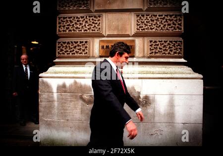 Gordon Brown, Abgeordneter, Schatzkanzler, verlässt das Amt am 1998. November Das Treasury Building Westminster, wie er sich auf den Weg macht Sein Auto vor seinem Büro - auf dem Weg nach Rede vor dem Unterhaus mit seiner Erklärung vor dem Haushaltsplan Stockfoto