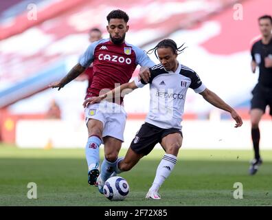 Fulhams Bobby deCordova-Reid (rechts) und Douglas Luiz von Aston Villa kämpfen während des Premier League-Spiels in Villa Park, Birmingham, um den Ball. Bilddatum: Sonntag, 4. April 2021. Stockfoto