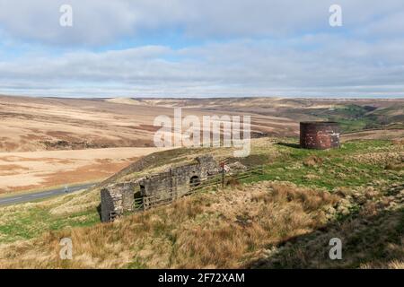 Blick vom Pule Hill an einem Stannedge Tunnel-Luftauslass vorbei Und zerstörten Gebäude in Richtung Close Moss bei Marsden in der Yorkshire pennine Hills Stockfoto