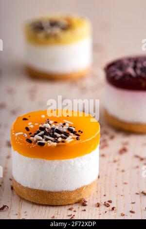 Mini-Bavarois mit Früchten auf Holztisch Stockfoto