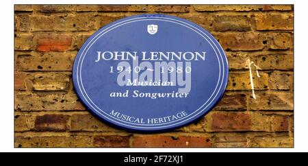 Filmstars Jean Claude van Damme und Sir John Mills waren zur Hand, um eine Blaue Plakette zu Ehren von John Lenon auf dem alten Apple Records Gebäude in der Baker Street, London, aufzulösen, wo die Beatles berühmt einen Dachgig spielten.Bild David Sandison 27/4/2003 Stockfoto